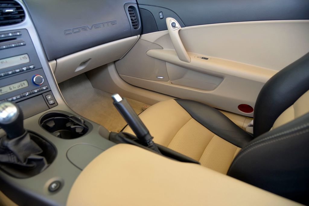 Used 2007 Chevrolet Corvette Coupe w/ Preferred Equipment Group RWD image 25