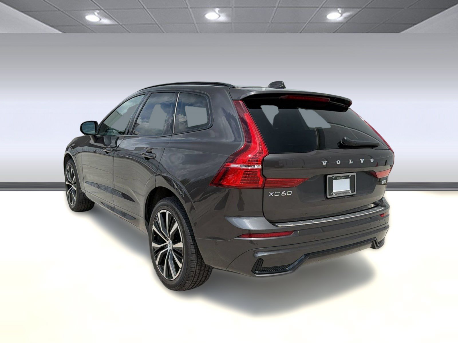 Used 2024 Volvo XC60 B5 Plus w/ Protection Package Premier AWD/4WD image 3