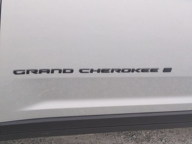 New 2025 Jeep Grand Cherokee L Limited w/ Black Appearance Package AWD/4WD image 44