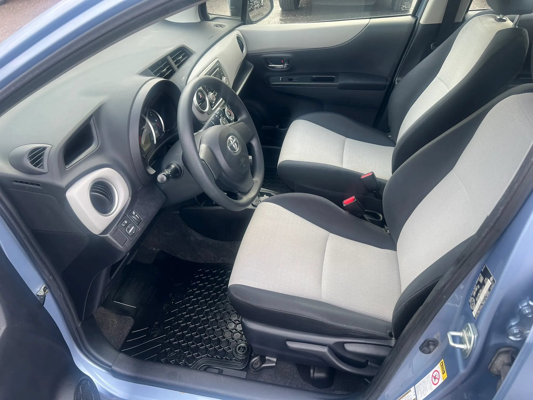 Used 2013 Toyota Yaris LE FWD image 6