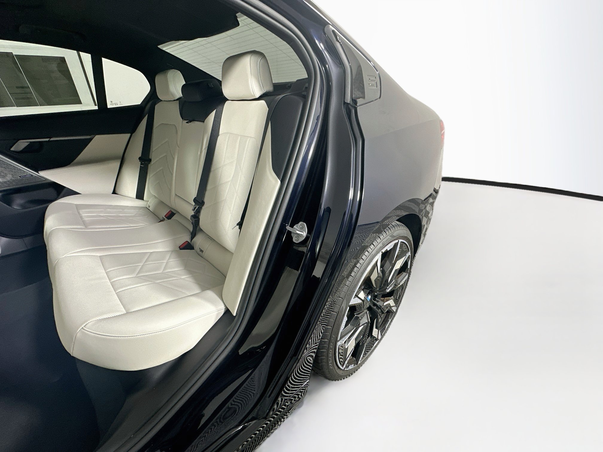 Used 2025 BMW 530i w/ M Sport Package RWD image 26