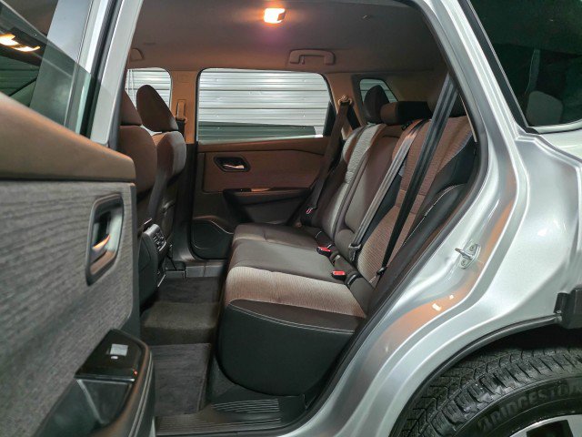 Used 2022 Nissan Rogue SV image 16