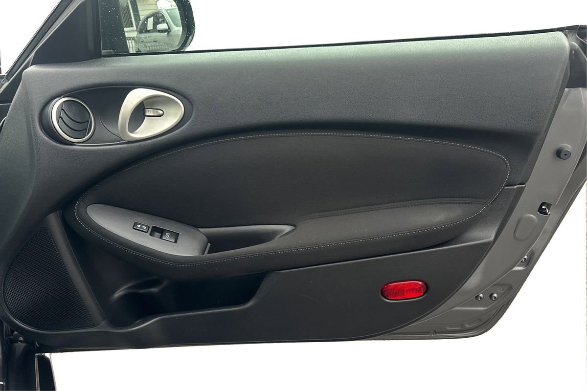 Used 2015 Nissan 370Z Coupe image 17