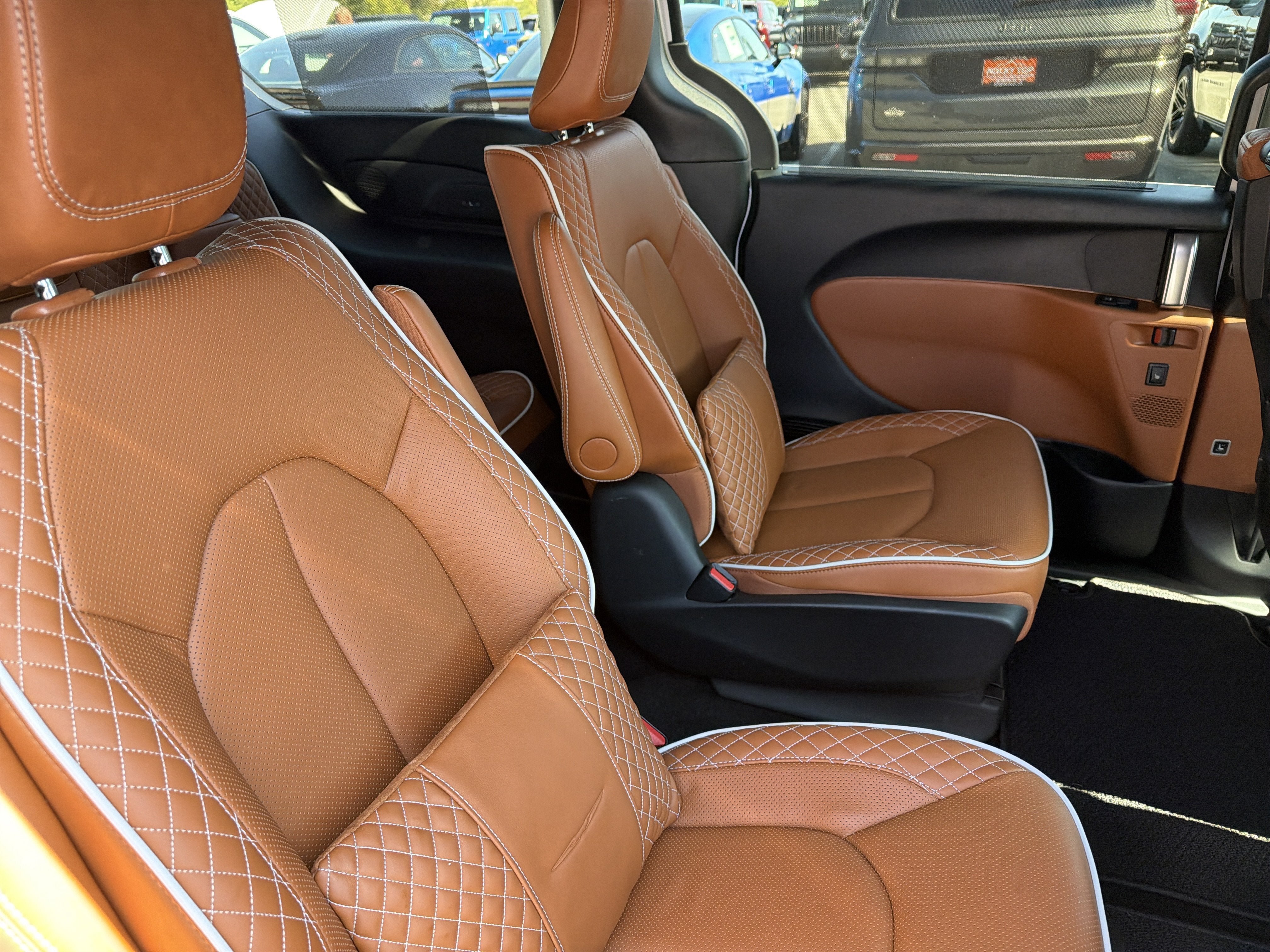 Used 2025 Chrysler Pacifica Pinnacle FWD image 26