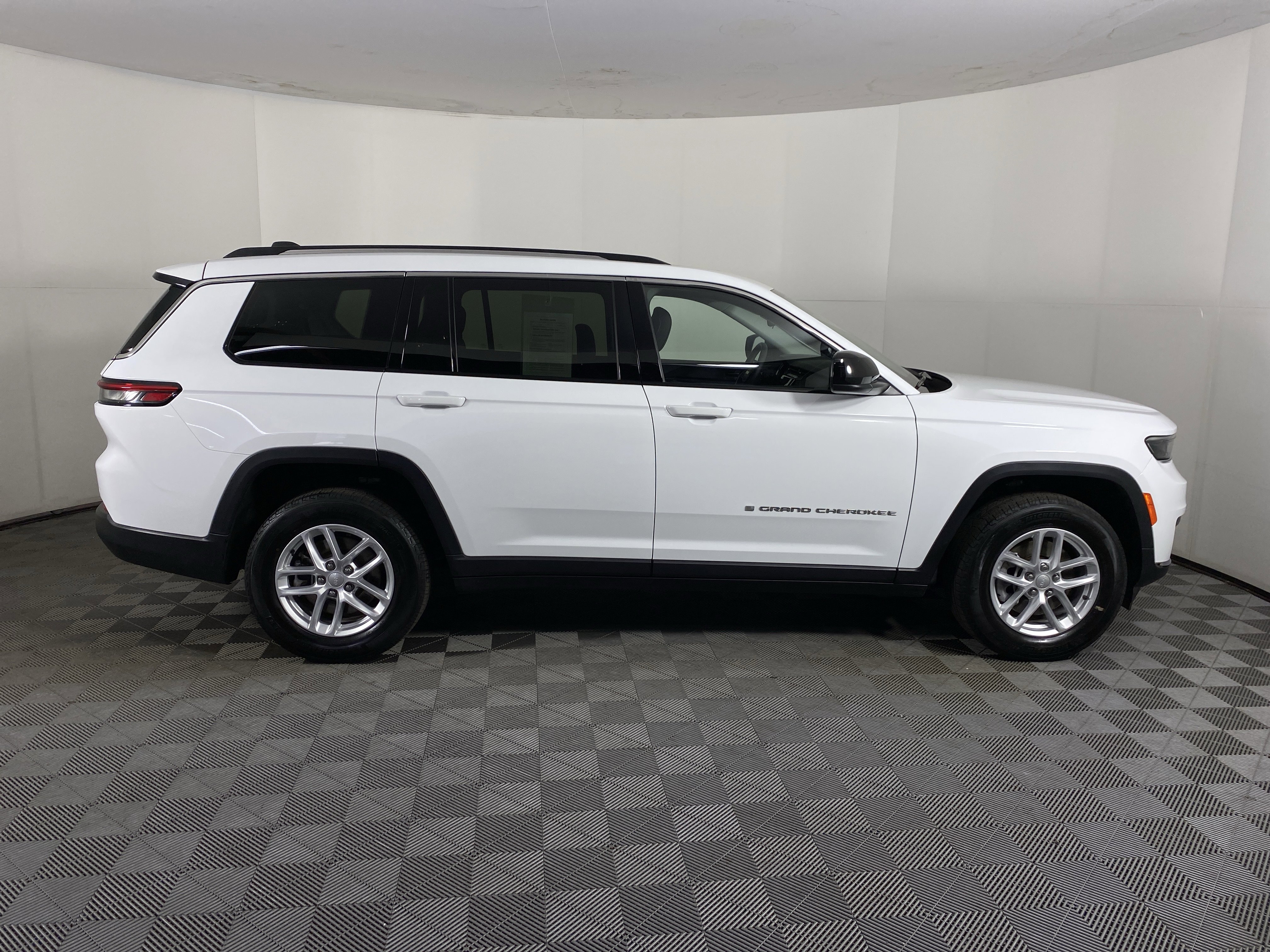 Used 2023 Jeep Grand Cherokee L Laredo w/ Luxury Tech Group I AWD/4WD image 7