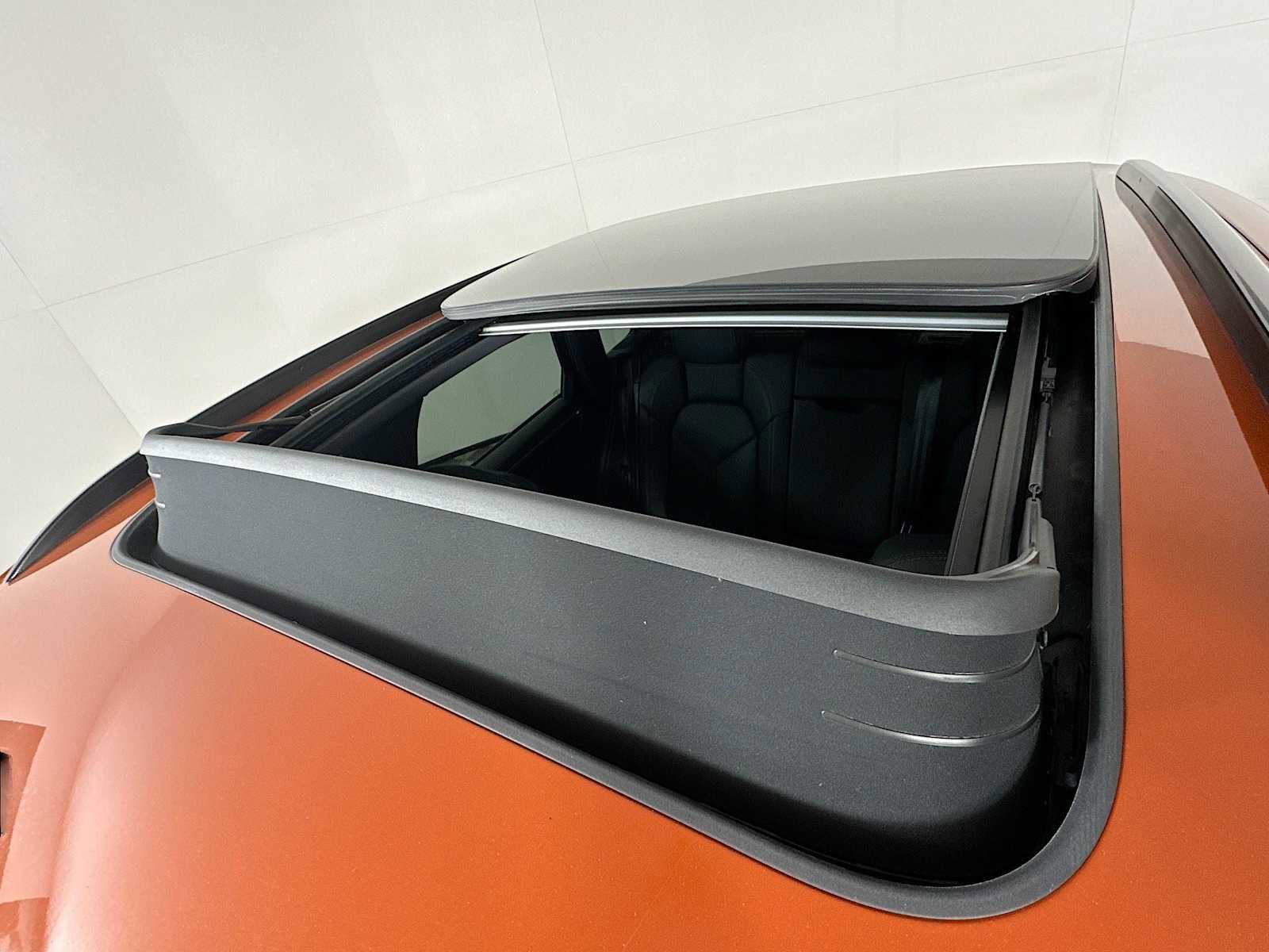 Certified 2024 Porsche Macan AWD/4WD image 21