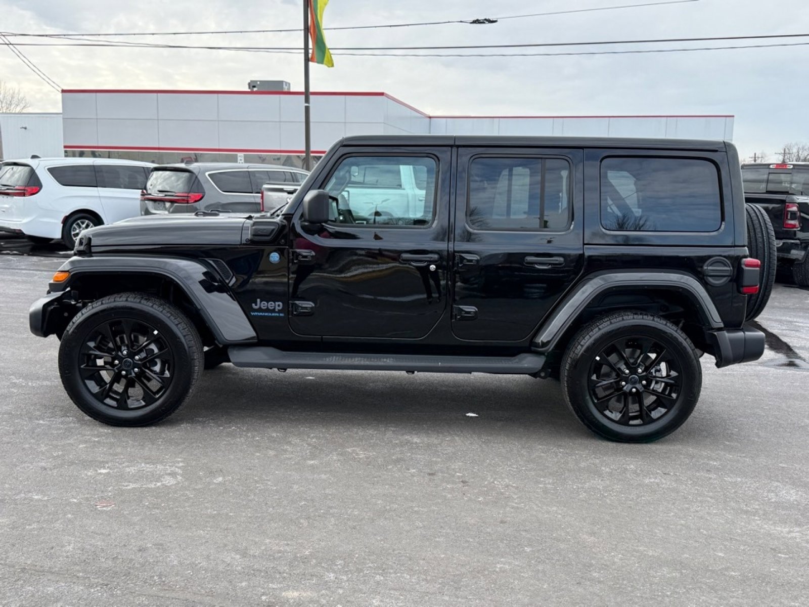 Used 2025 Jeep Wrangler Unlimited Sahara image 5