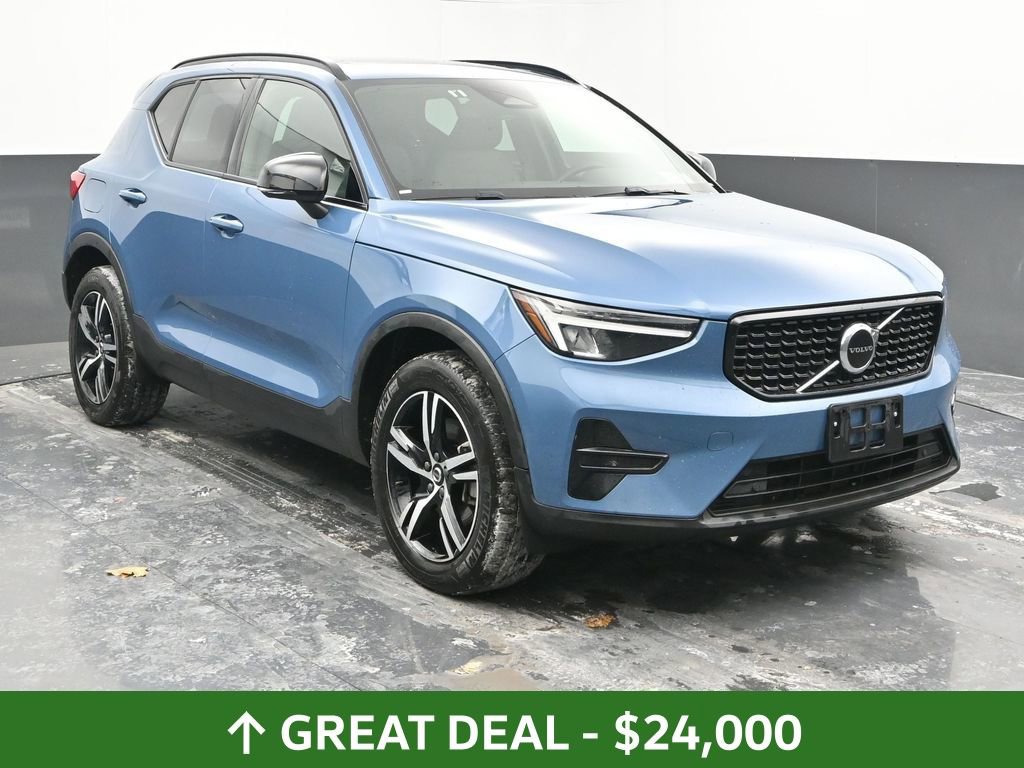 Used 2024 Volvo XC40 B5 Core image 3
