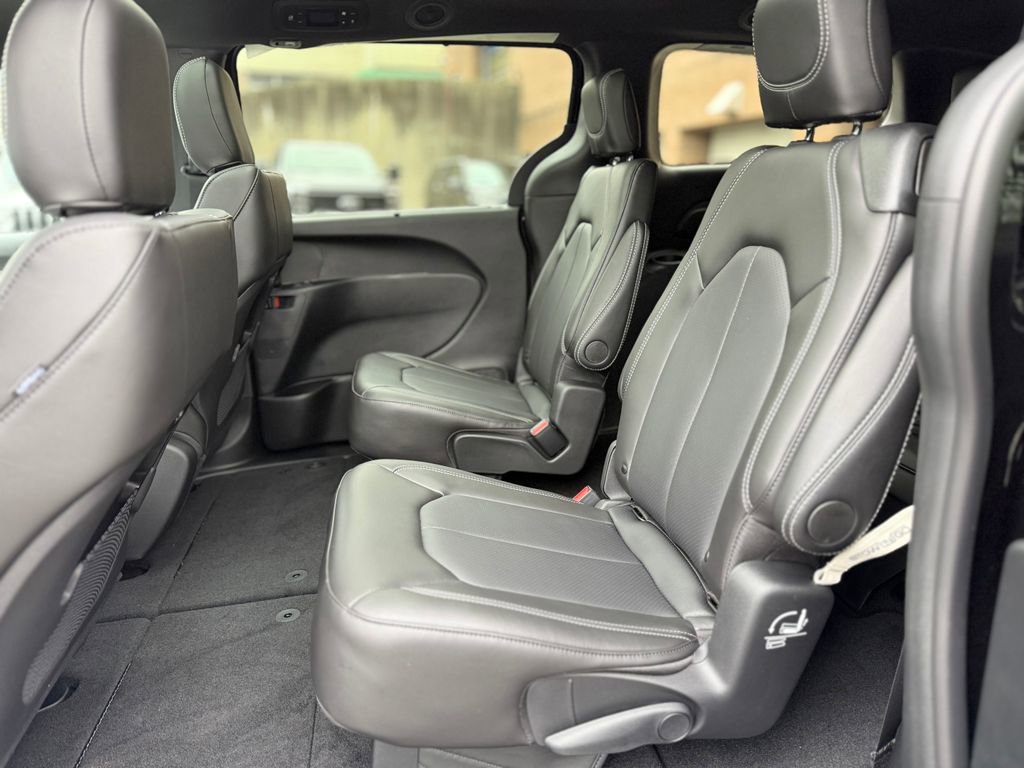 New 2026 Chrysler Pacifica Select FWD image 13