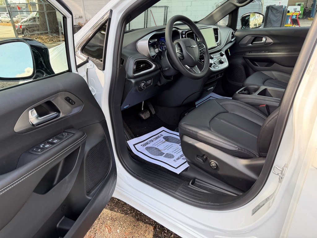 New 2026 Chrysler Pacifica Select FWD image 15