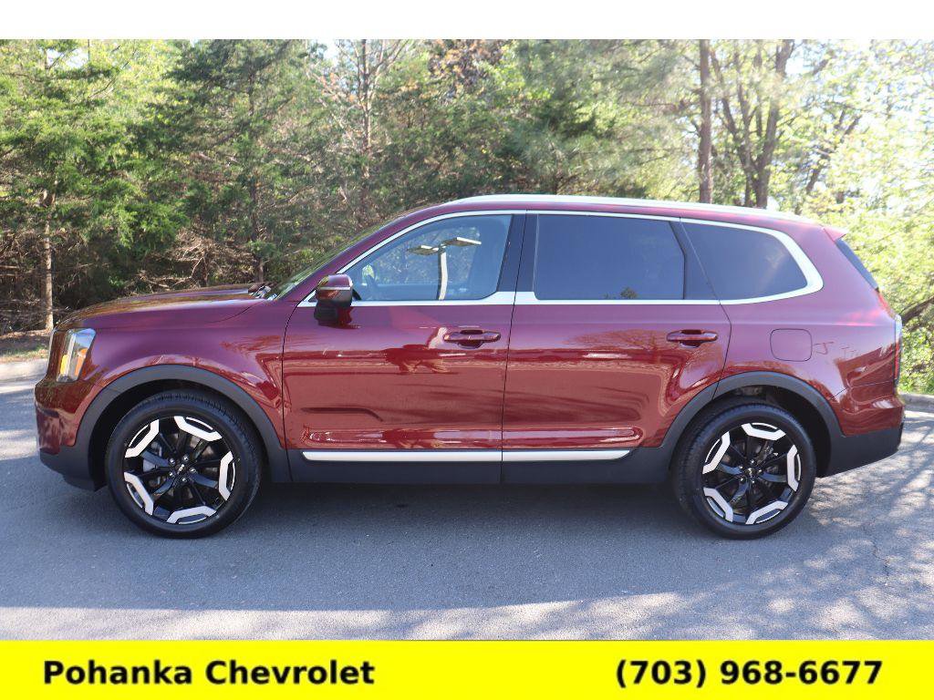 Used 2024 Kia Telluride EX w/ EX Captain's Chair Package image 4
