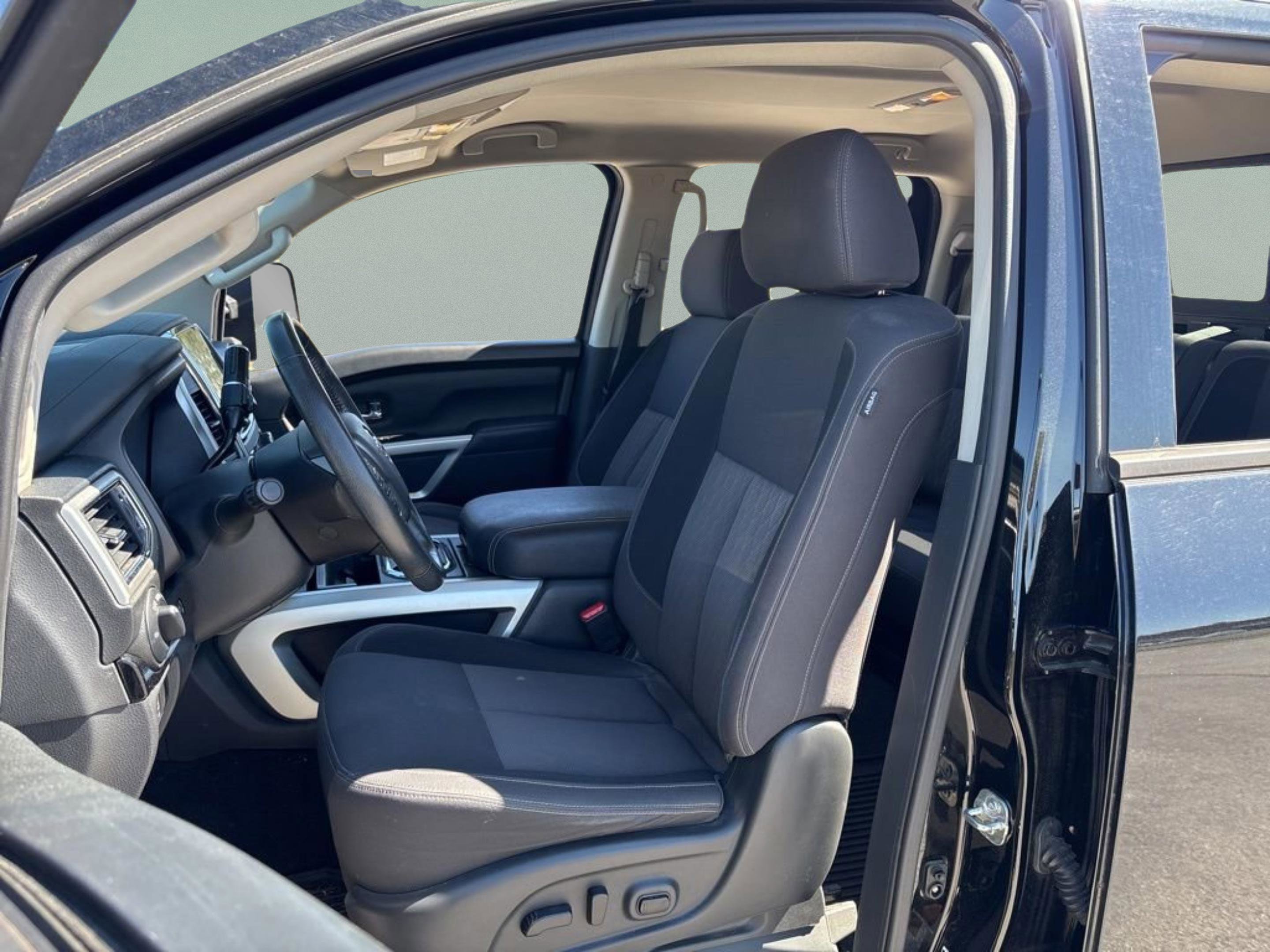 Used 2020 Nissan Titan SV w/ SV Convenience Package image 28