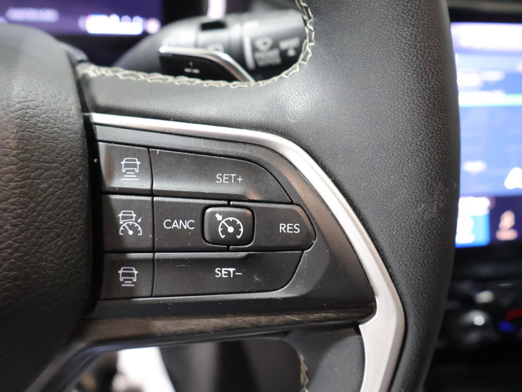 Used 2023 Jeep Grand Cherokee Limited w/ Luxury Tech Group II AWD/4WD image 30