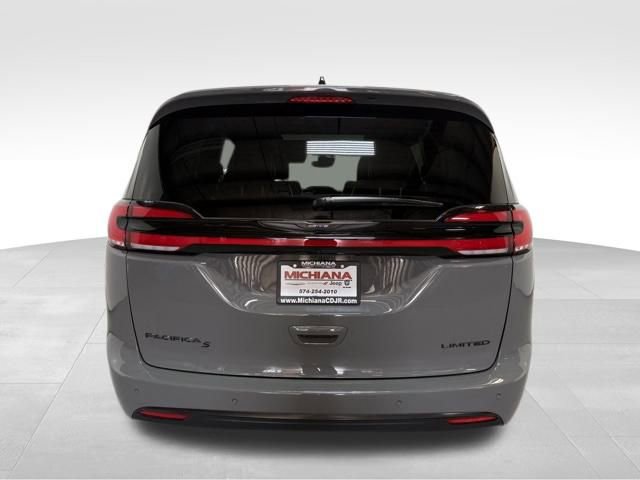 Certified 2025 Chrysler Pacifica Limited image 9