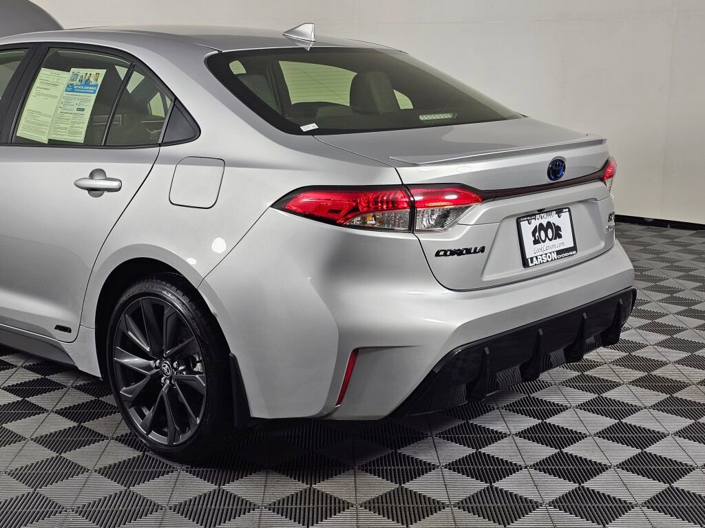 Used 2025 Toyota Corolla SE w/ SE Premium Package image 13