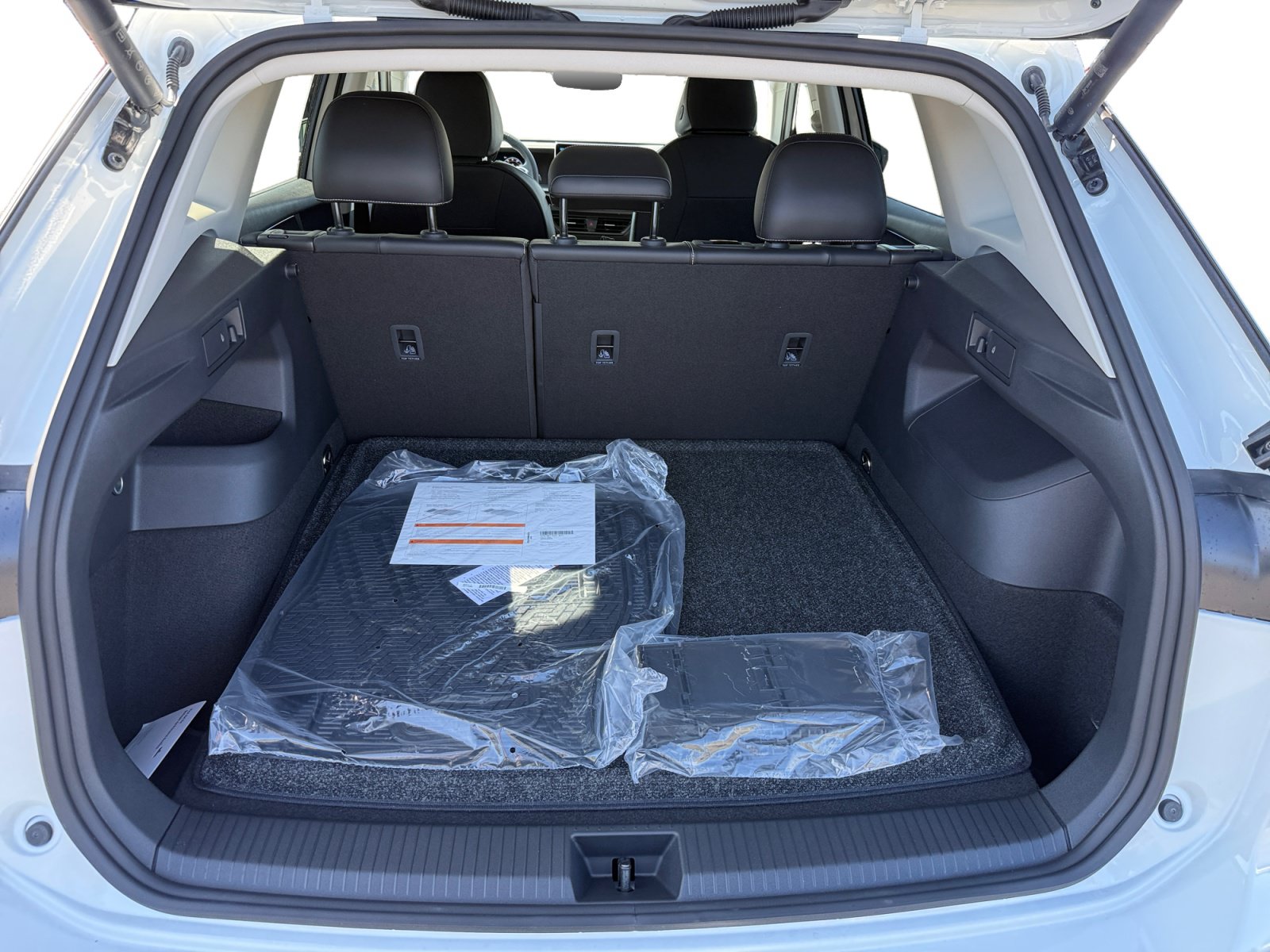 New 2026 Volkswagen Tiguan SE FWD image 17