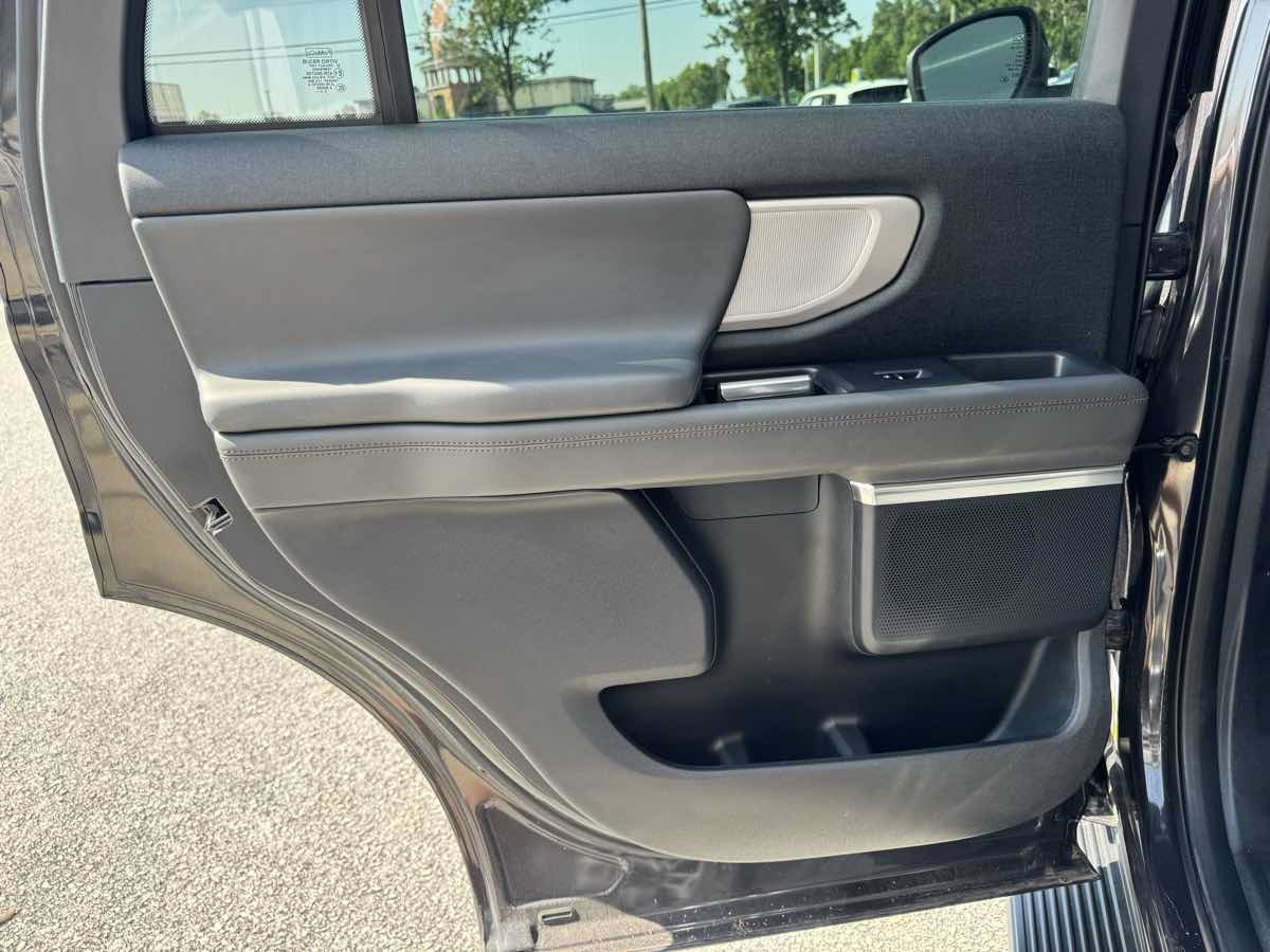 Used 2025 Ford Expedition Active AWD/4WD image 33