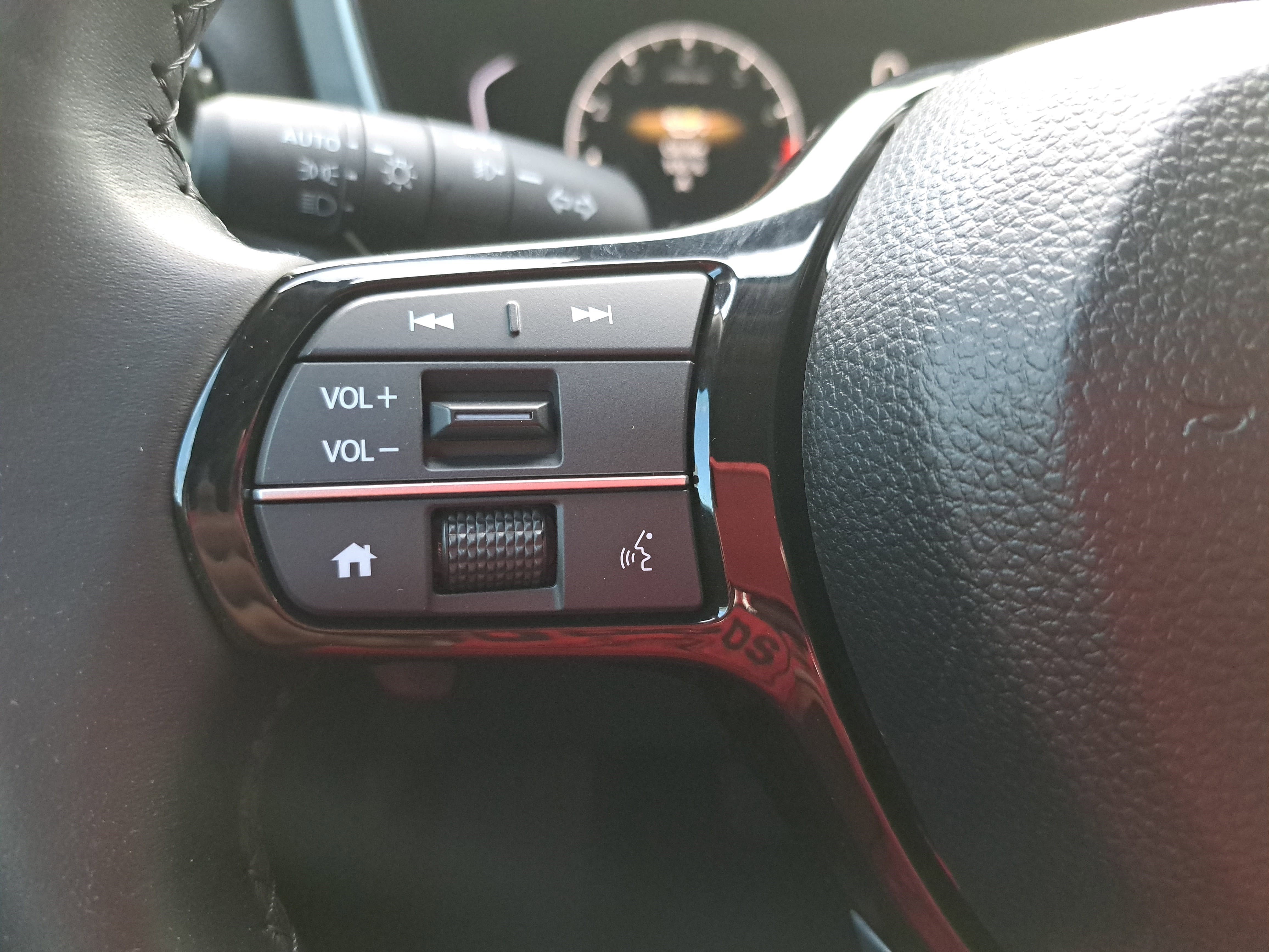 Used 2025 Honda Pilot Touring image 17