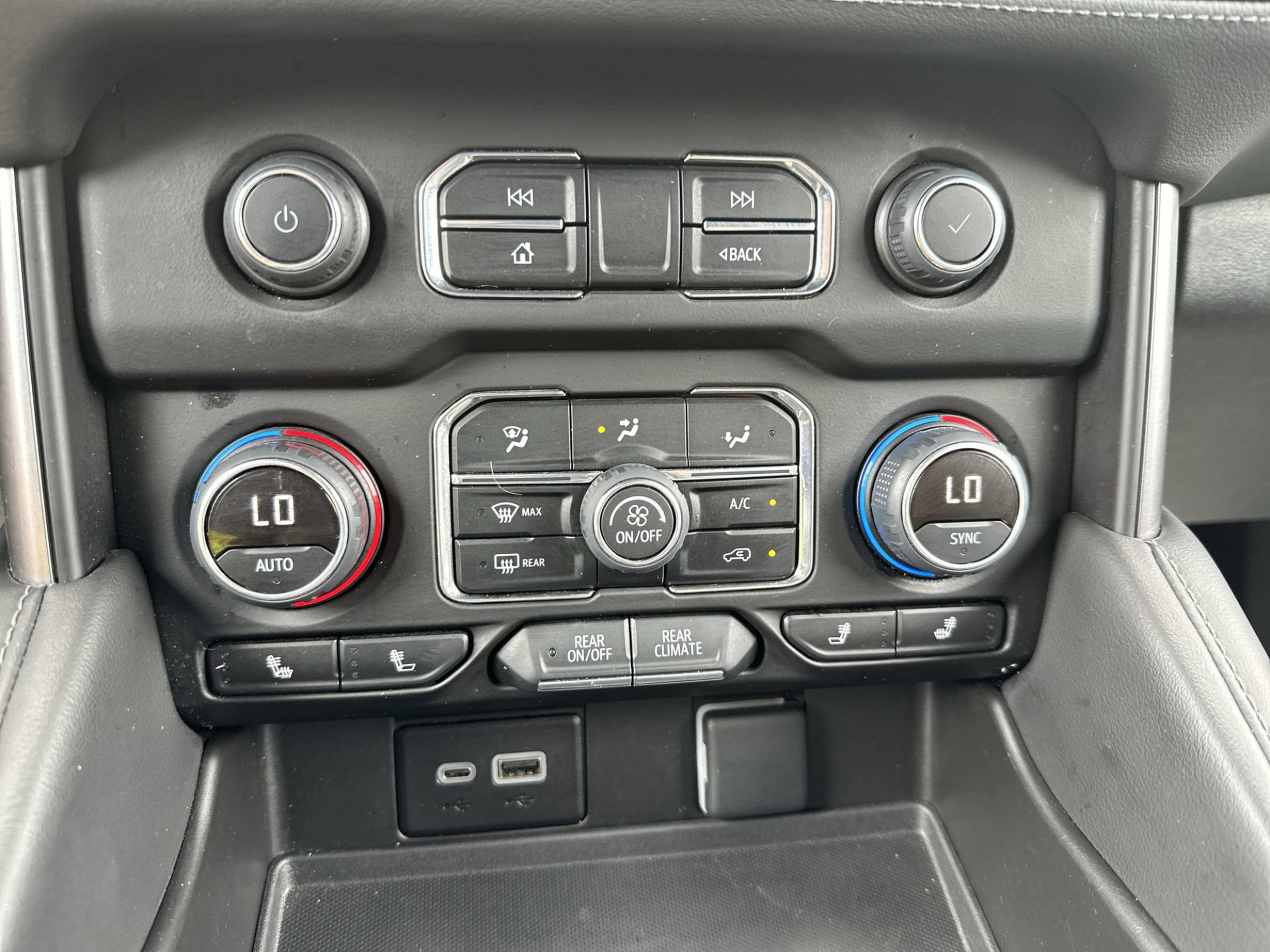 Used 2024 Chevrolet Tahoe LT w/ Luxury Package RWD image 16
