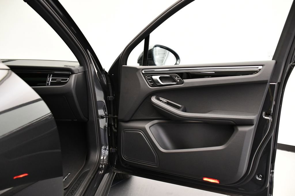 Certified 2025 Porsche Macan Turbo image 46