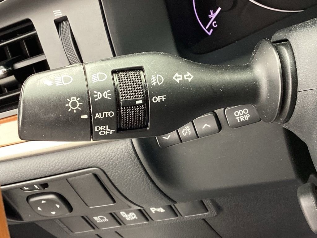 Used 2013 Lexus ES 300h w/ Ultra Luxury Pkg image 28