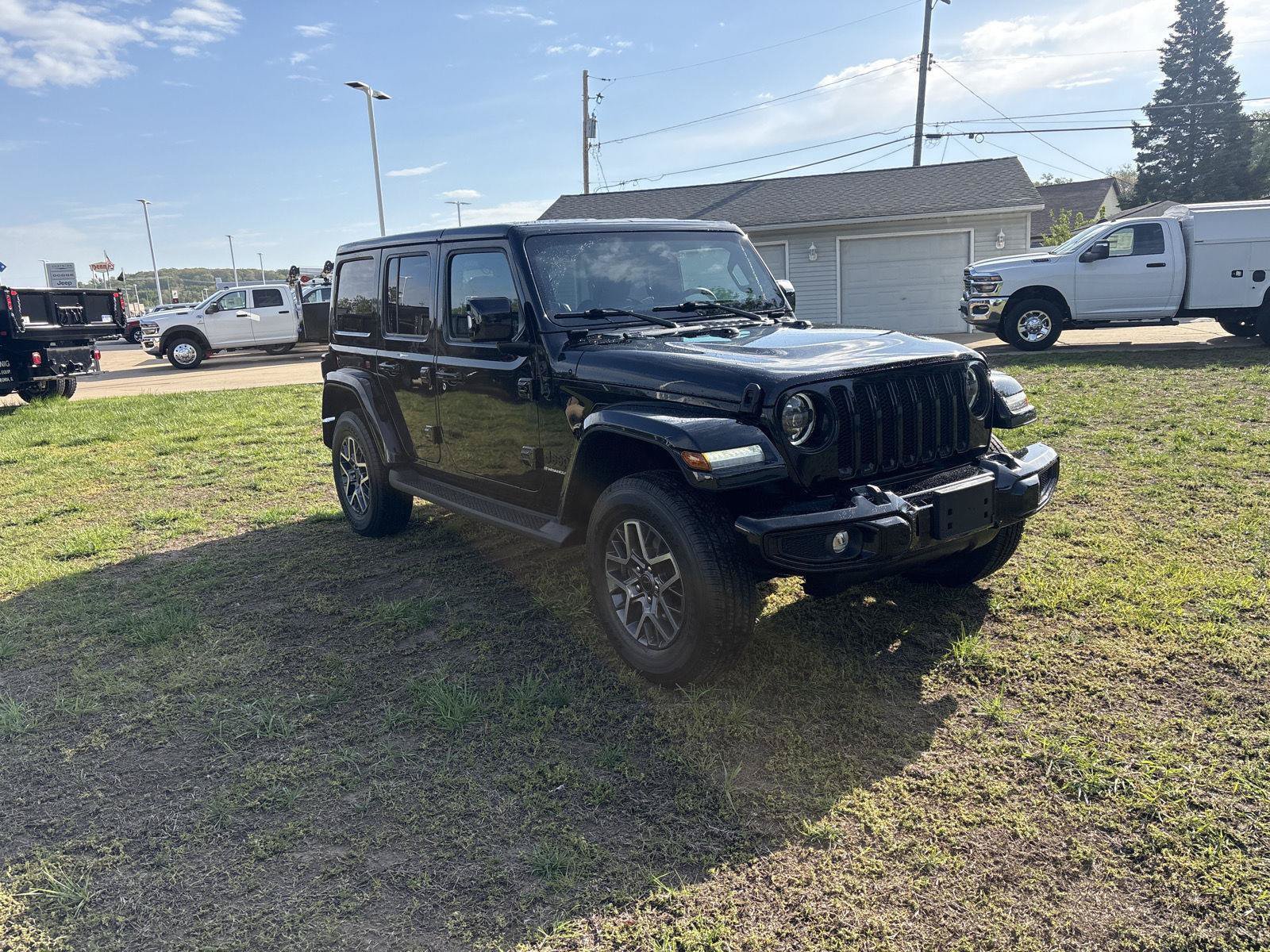 Used 2023 Jeep Wrangler Unlimited Sahara AWD/4WD image 2