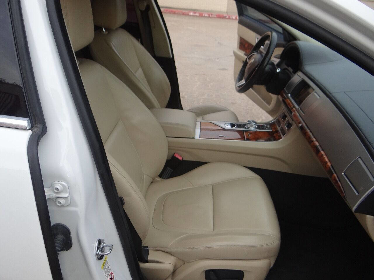 Used 2015 Jaguar XF Premium image 20