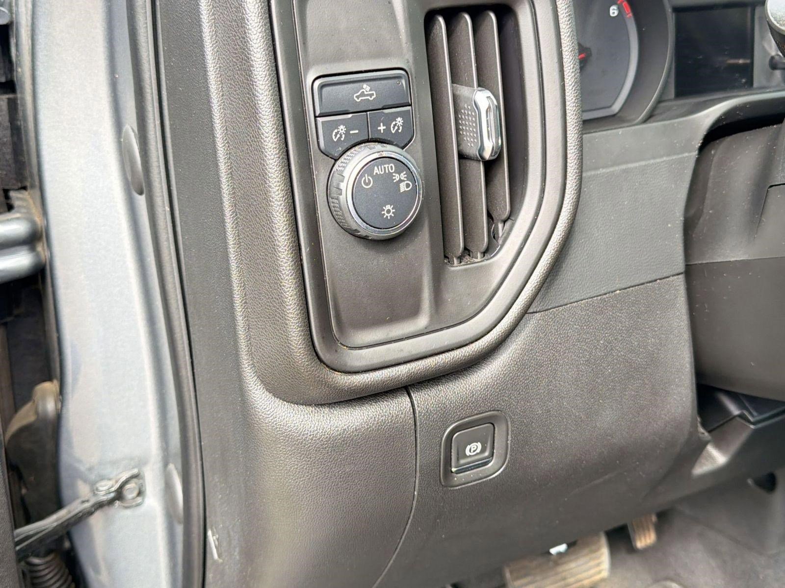 Used 2020 Chevrolet Silverado 1500 Custom w/ Custom Value Package image 21