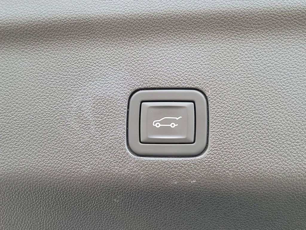 Used 2023 Chevrolet Suburban Premier image 16