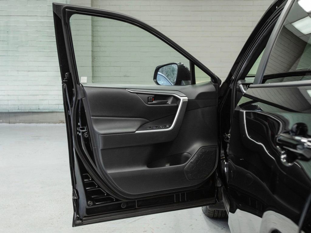 Used 2021 Toyota RAV4 SE image 27