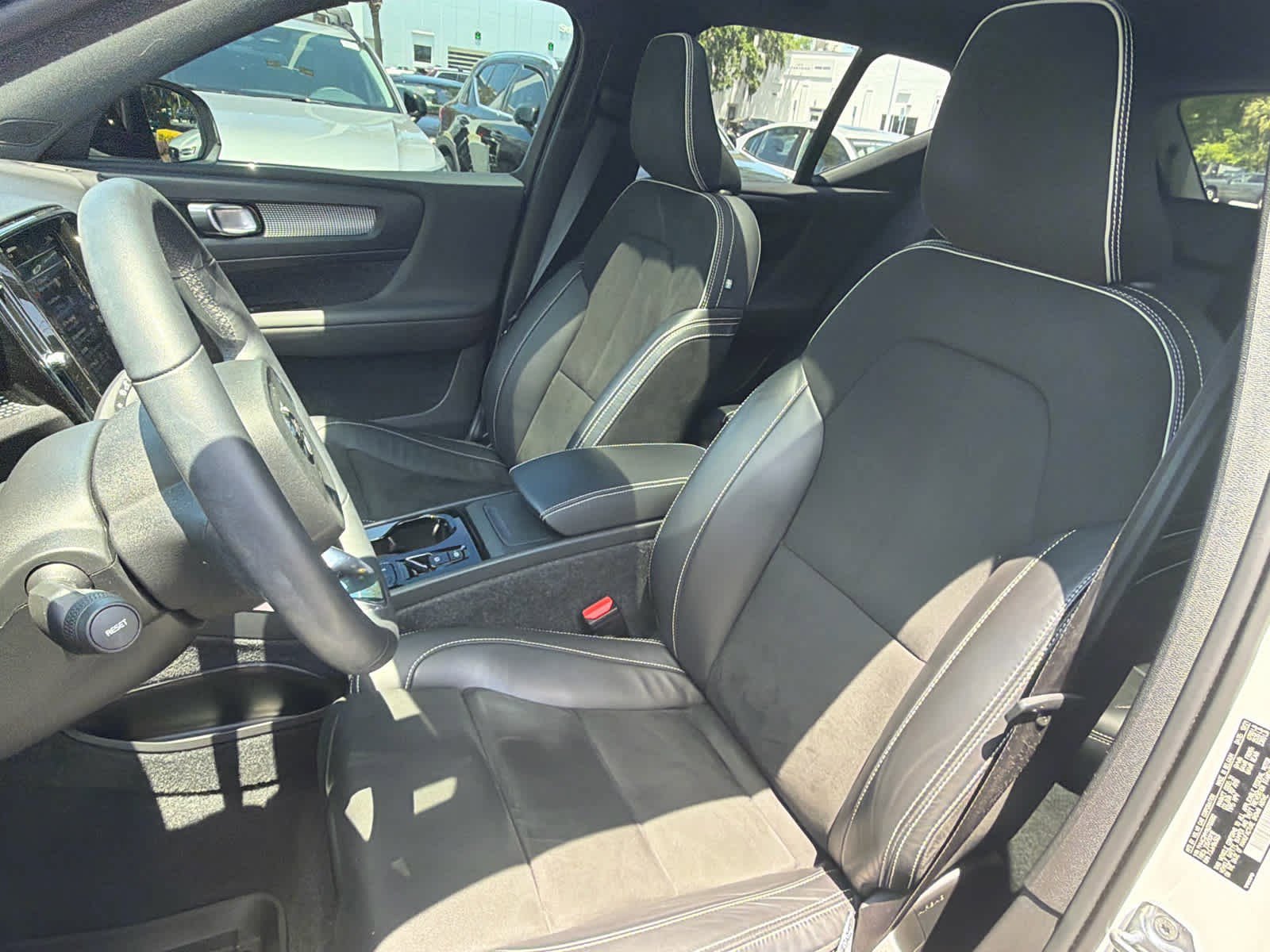 Used 2022 Volvo XC40 T4 R-Design w/ Protection Package Premier FWD image 27