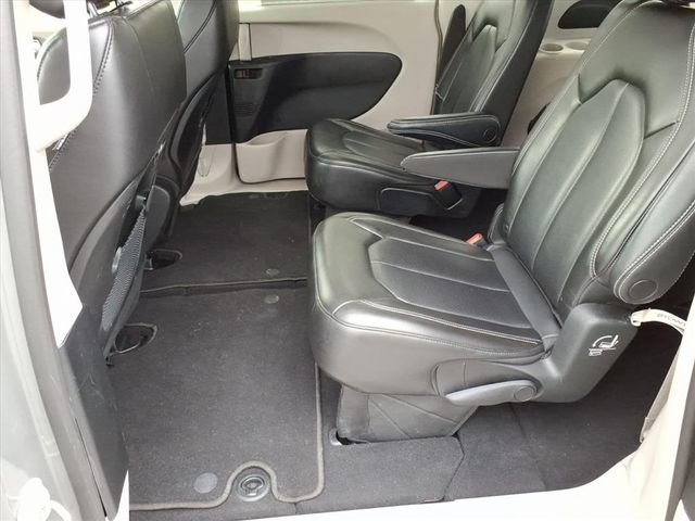 Used 2023 Chrysler Pacifica Touring-L image 17