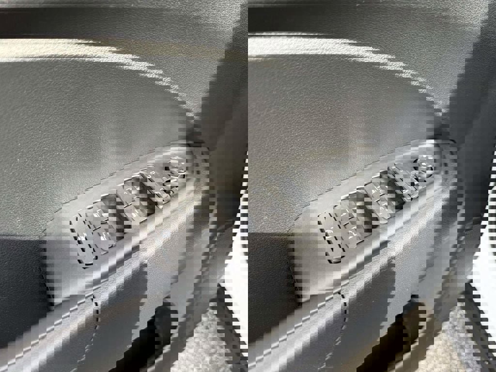 Certified 2025 Hyundai Venue SE image 18