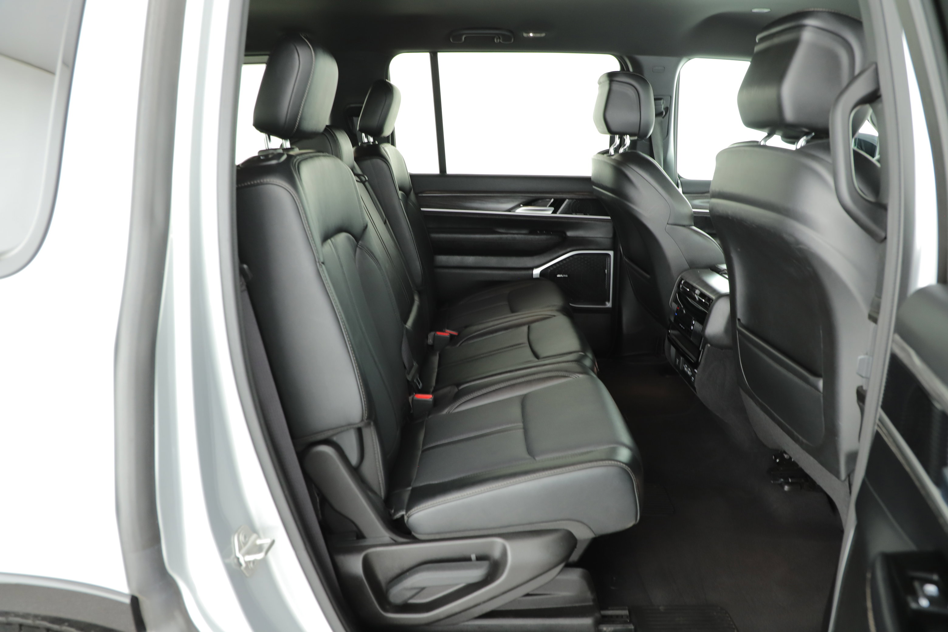 Used 2024 Jeep Wagoneer Series II w/ Flexible Seating Group image 11