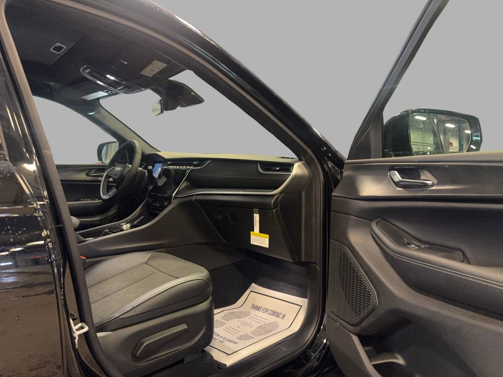 New 2025 Jeep Grand Cherokee L Altitude image 16