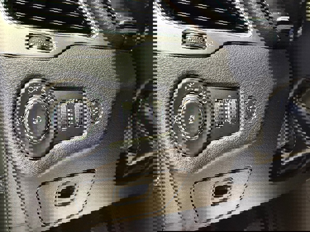 Used 2019 Jeep Cherokee Limited image 18