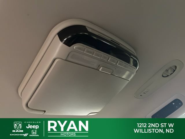 Used 2018 Chrysler Pacifica Touring-L FWD image 36