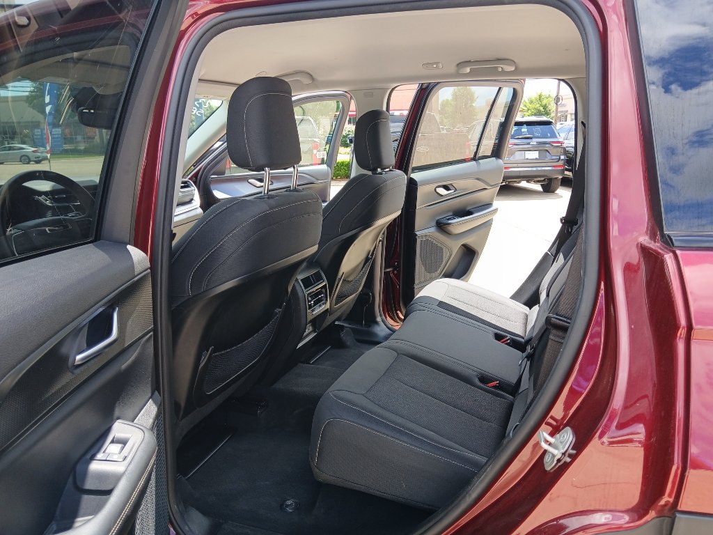 Used 2023 Jeep Grand Cherokee Laredo RWD image 18