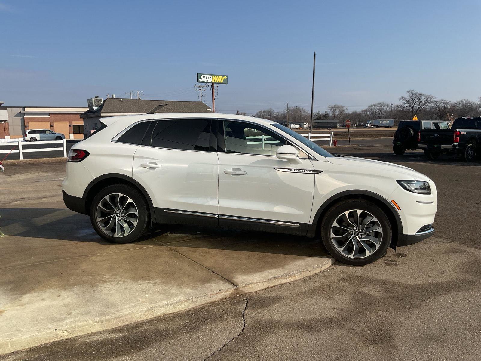 Used 2023 Lincoln Nautilus Reserve image 6