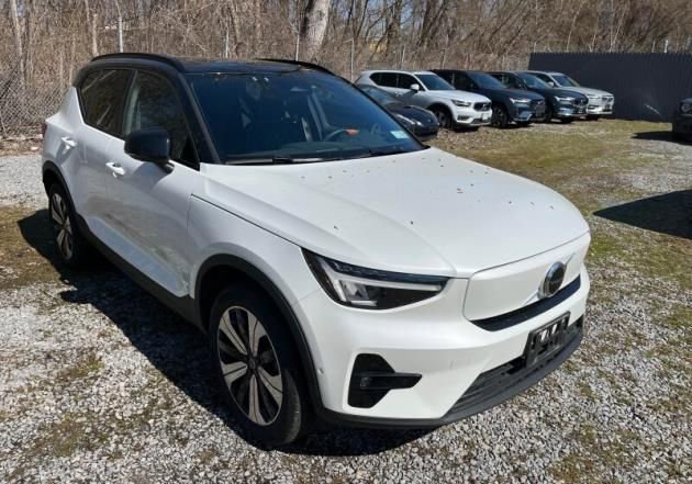 Used 2023 Volvo XC40 Recharge Plus image 2