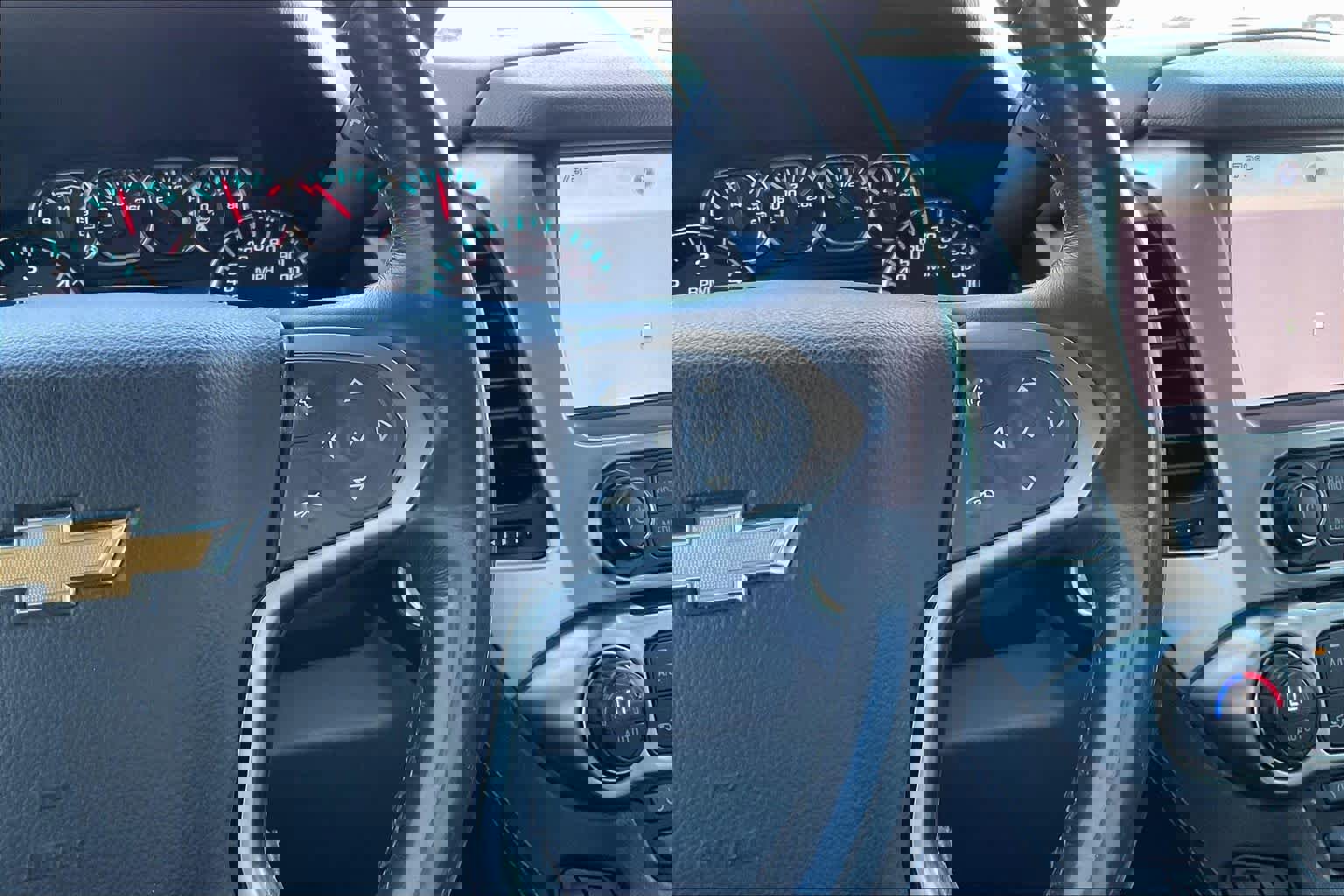 Used 2015 Chevrolet Suburban LT image 24