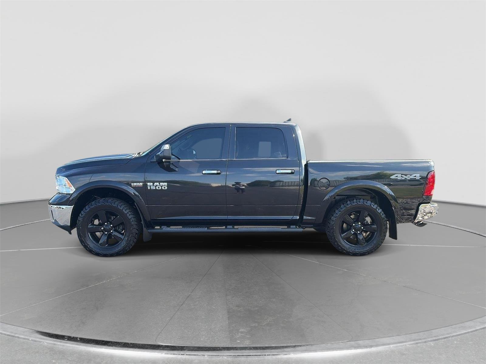 Used 2018 RAM 1500 SLT AWD/4WD image 2