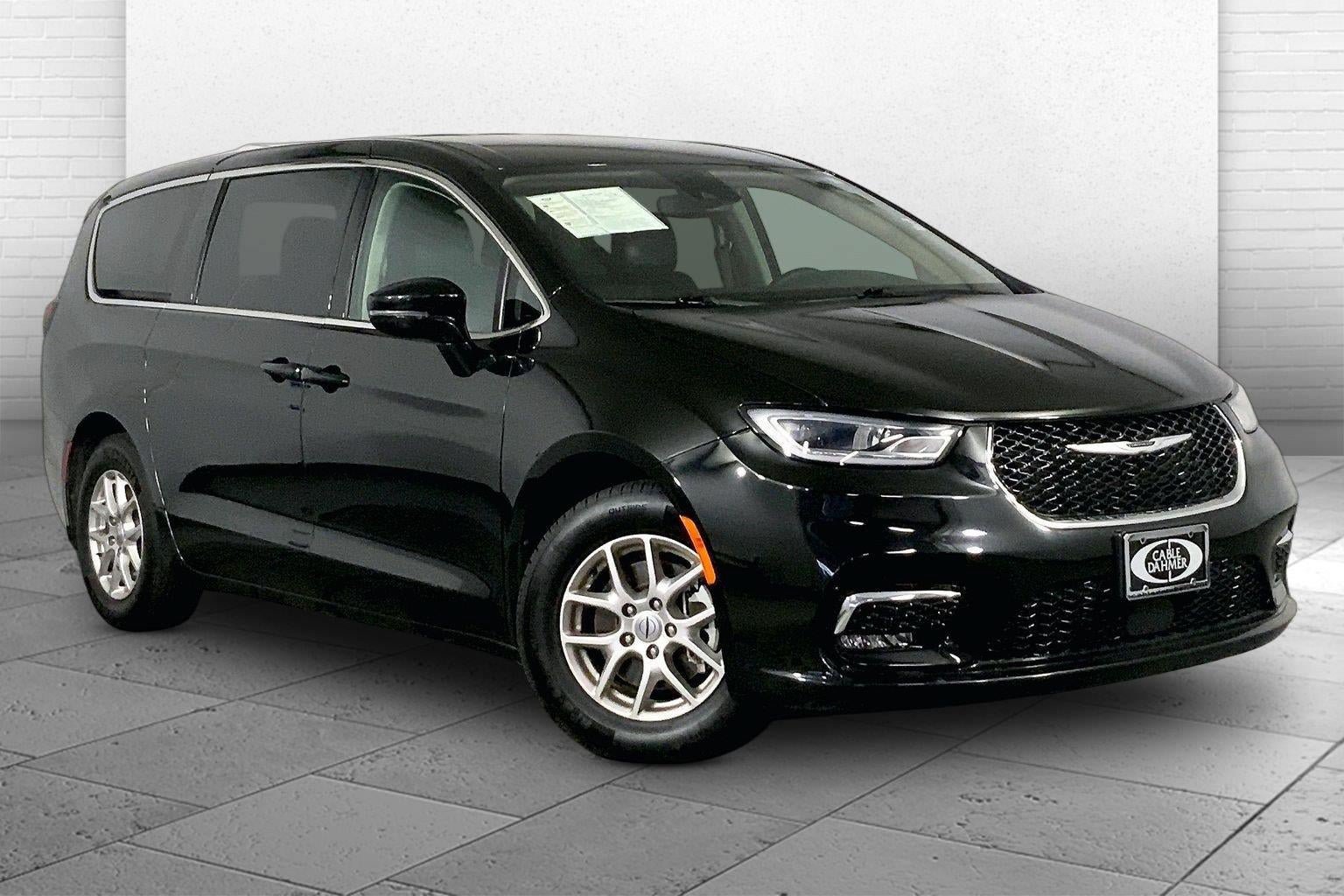 Used 2024 Chrysler Pacifica Touring-L FWD image 1
