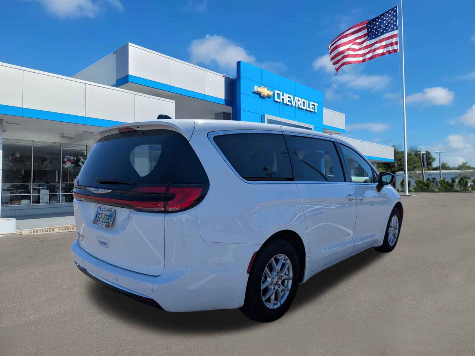 Used 2024 Chrysler Pacifica Touring-L image 4