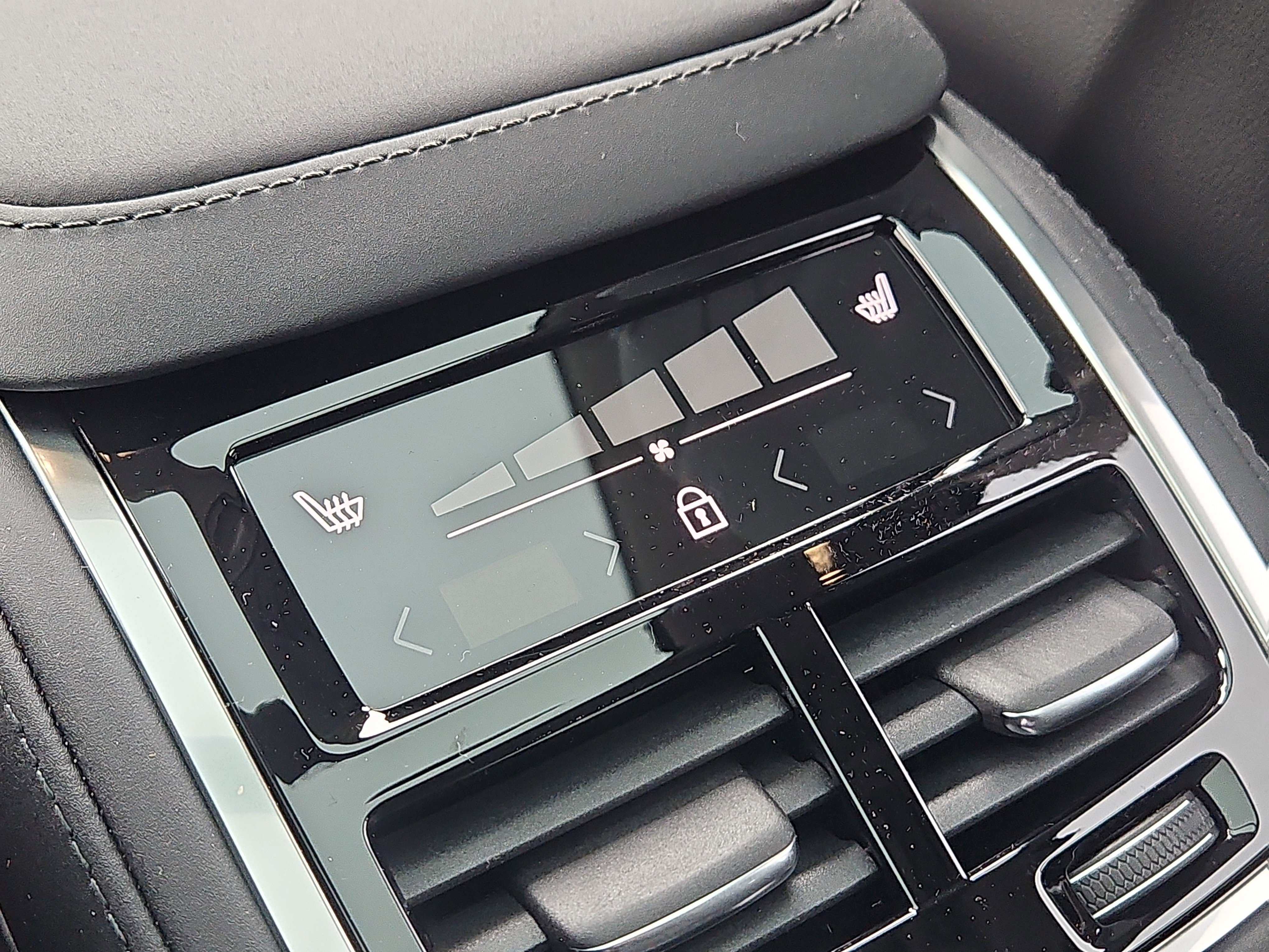 New 2026 Volvo XC90 B6 Ultra w/ Protection Package image 12