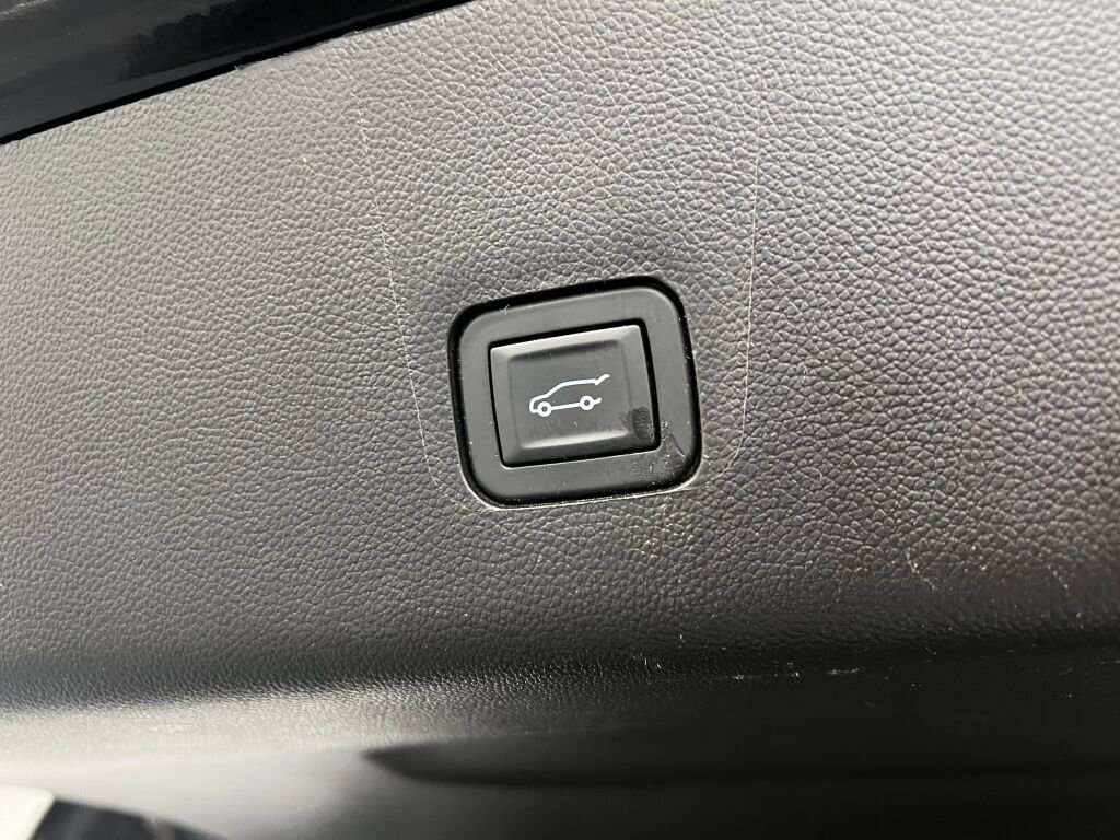 Used 2020 Chevrolet Traverse LT image 19