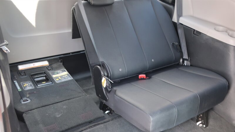 Used 2017 Toyota Sienna SE Premium FWD image 30