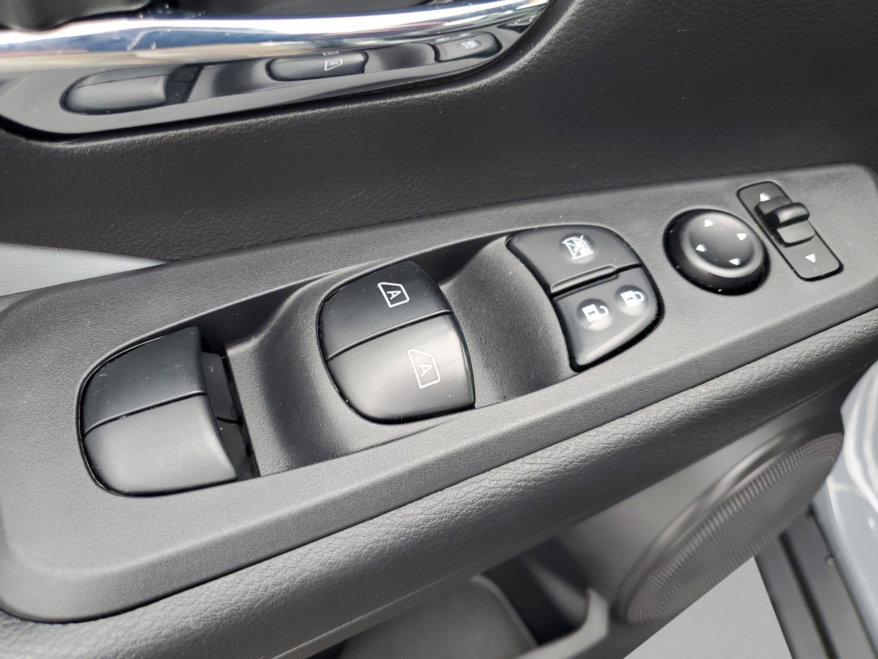 Used 2023 Nissan Kicks SR w/ SR Premium Package FWD image 18