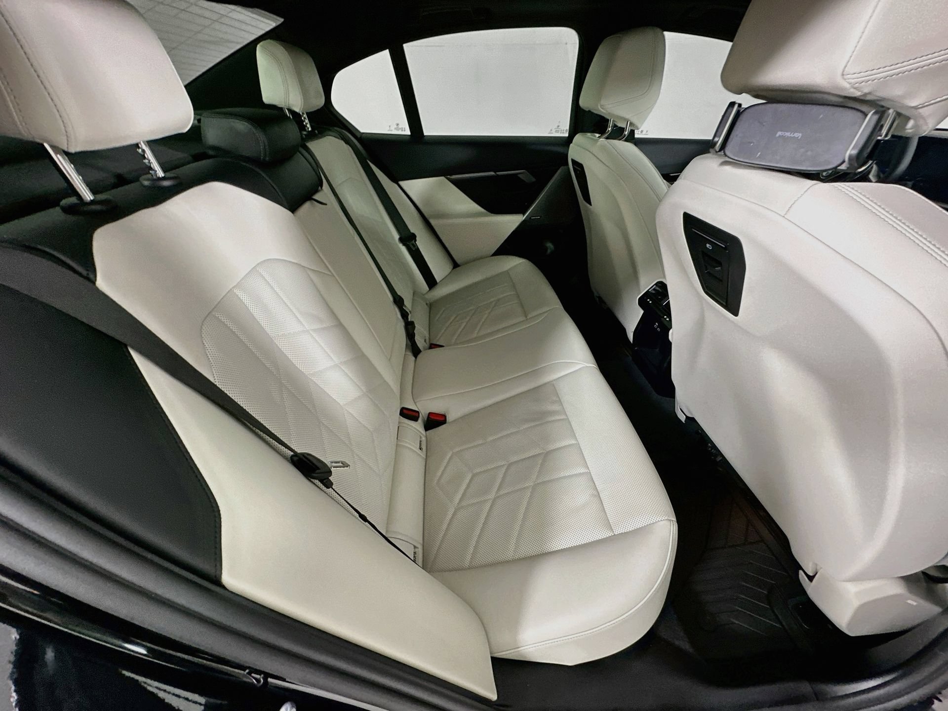 Used 2025 BMW 530i w/ Premium Package RWD image 29