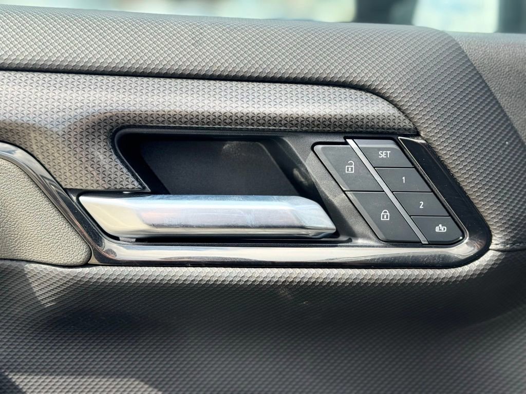 Used 2025 Chevrolet Silverado 2500 ZR2 w/ Technology Package image 23